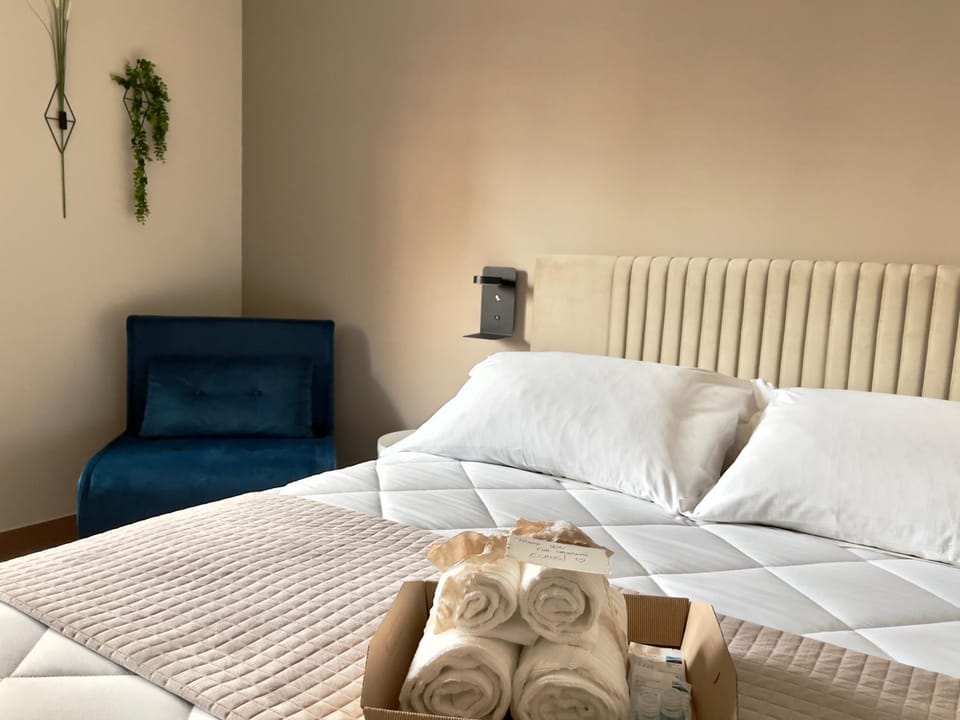 Bed, Photo of the whole room, Decorative detail, Bedroom, towels