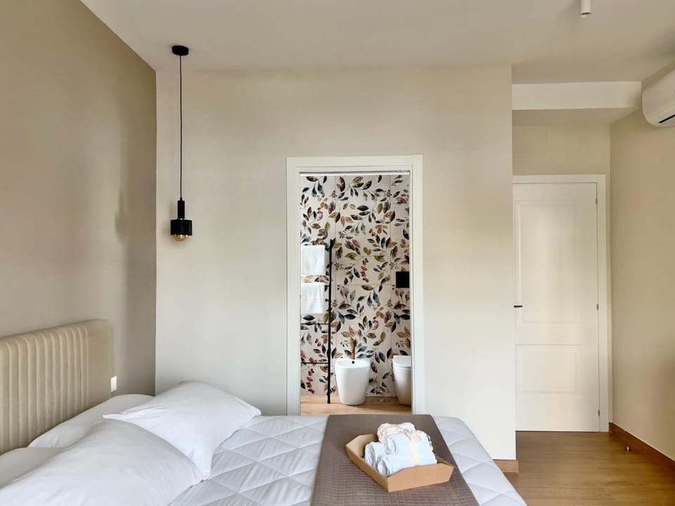 Bed, Photo of the whole room, Decorative detail, Bedroom, bidet, towels