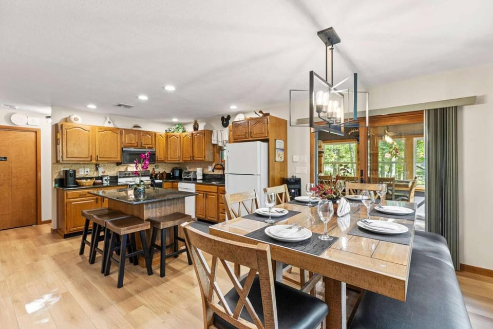 Poconos Lake Retreat - Beach, Boats and Outdoor Fun Chalet in Lake Ariel
