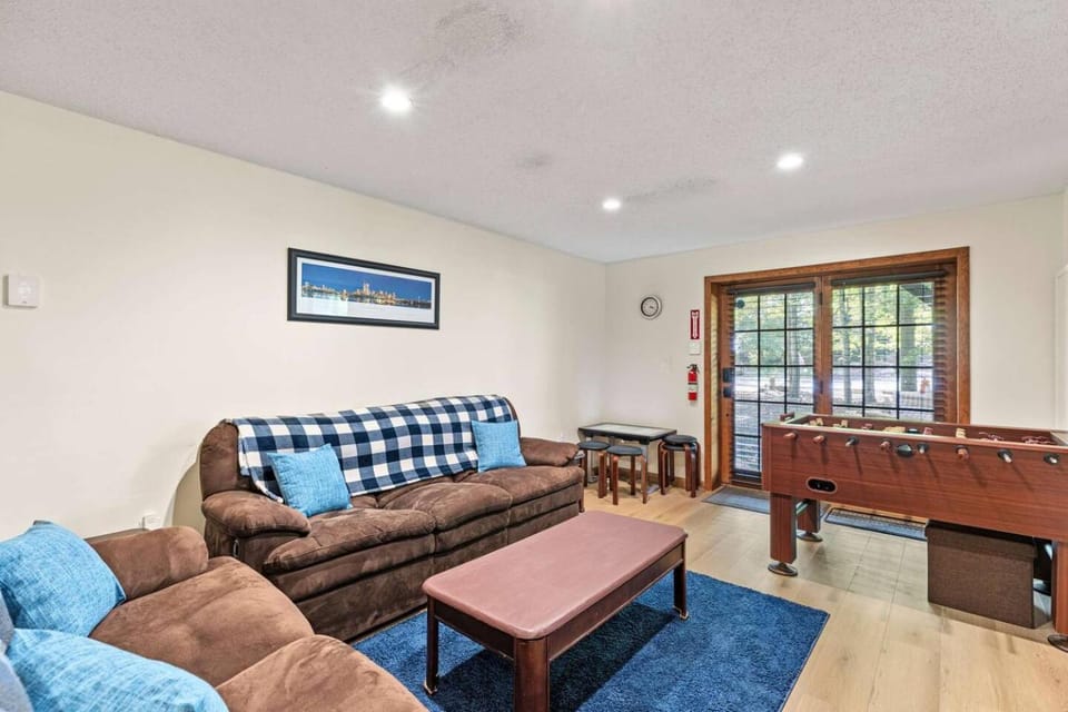 Poconos Lake Retreat - Beach, Boats and Outdoor Fun Chalet in Lake Ariel