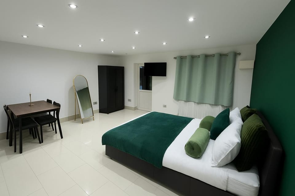Modern 1 Bedroom Bungalow, Prime Heathrow Location Apartment in London Borough of Hounslow