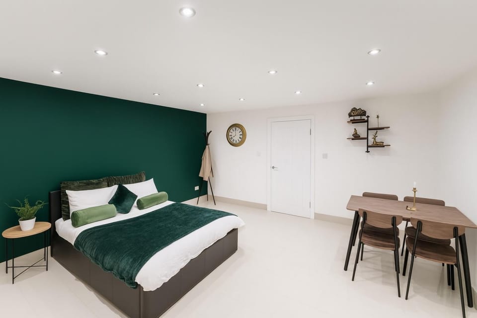 Modern 1 Bedroom Bungalow, Prime Heathrow Location Apartment in London Borough of Hounslow