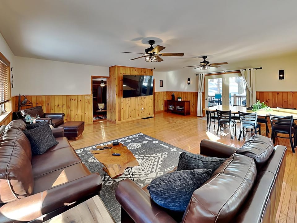 TV and multimedia, Living room, Seating area, Dining area, furniture