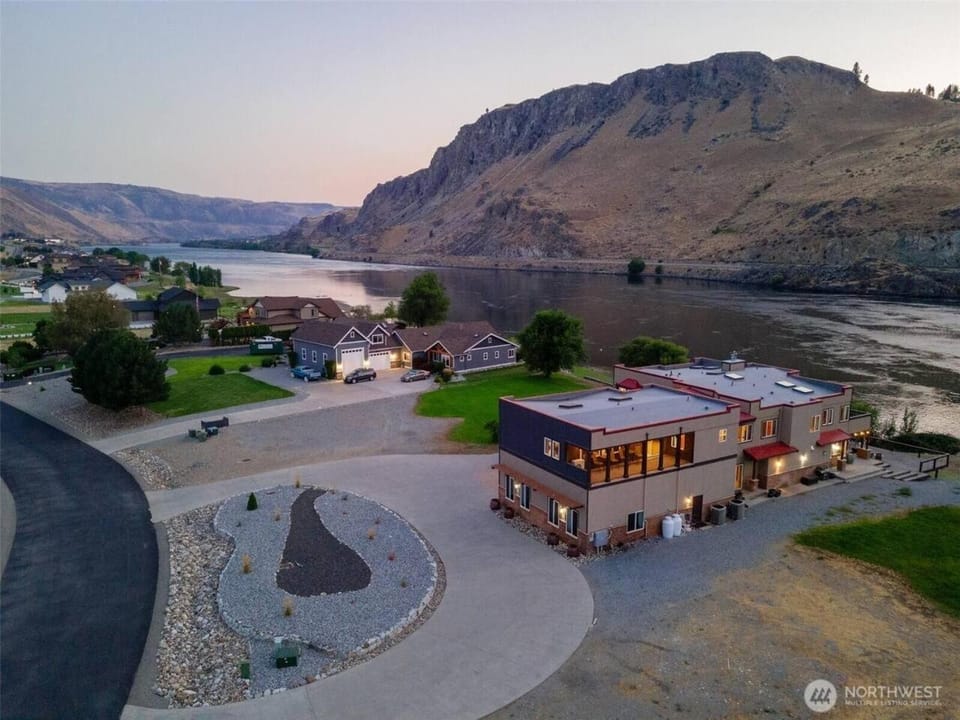 The Riverfront Resort House in Chelan (In Town)