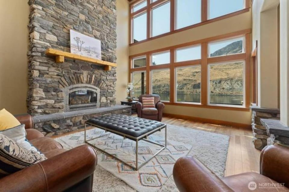 The Riverfront Resort House in Chelan (In Town)