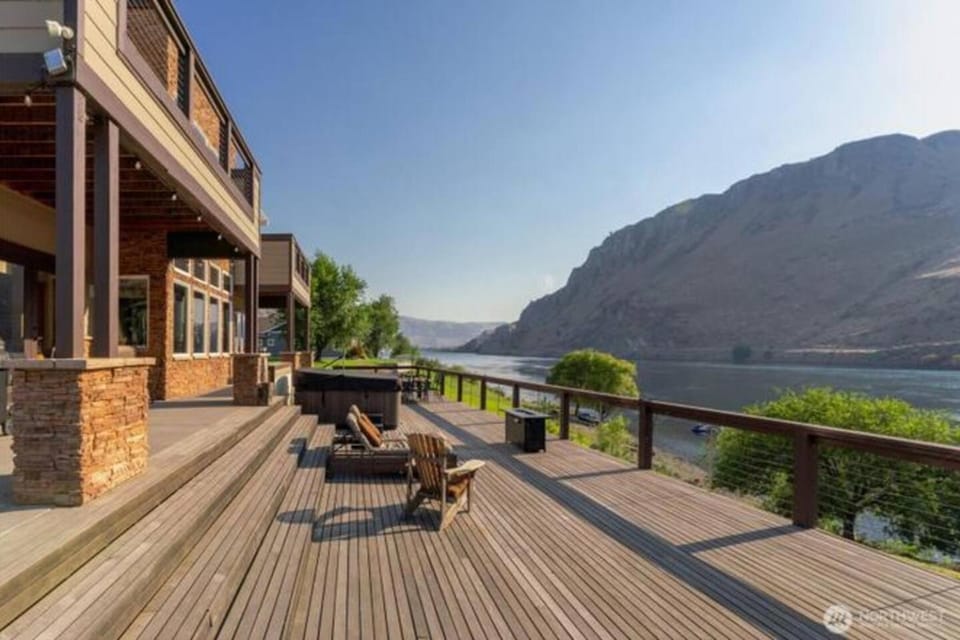 The Riverfront Resort House in Chelan (In Town)