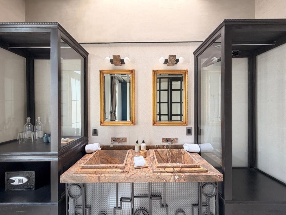 Shower, Toilet, Bath, towels