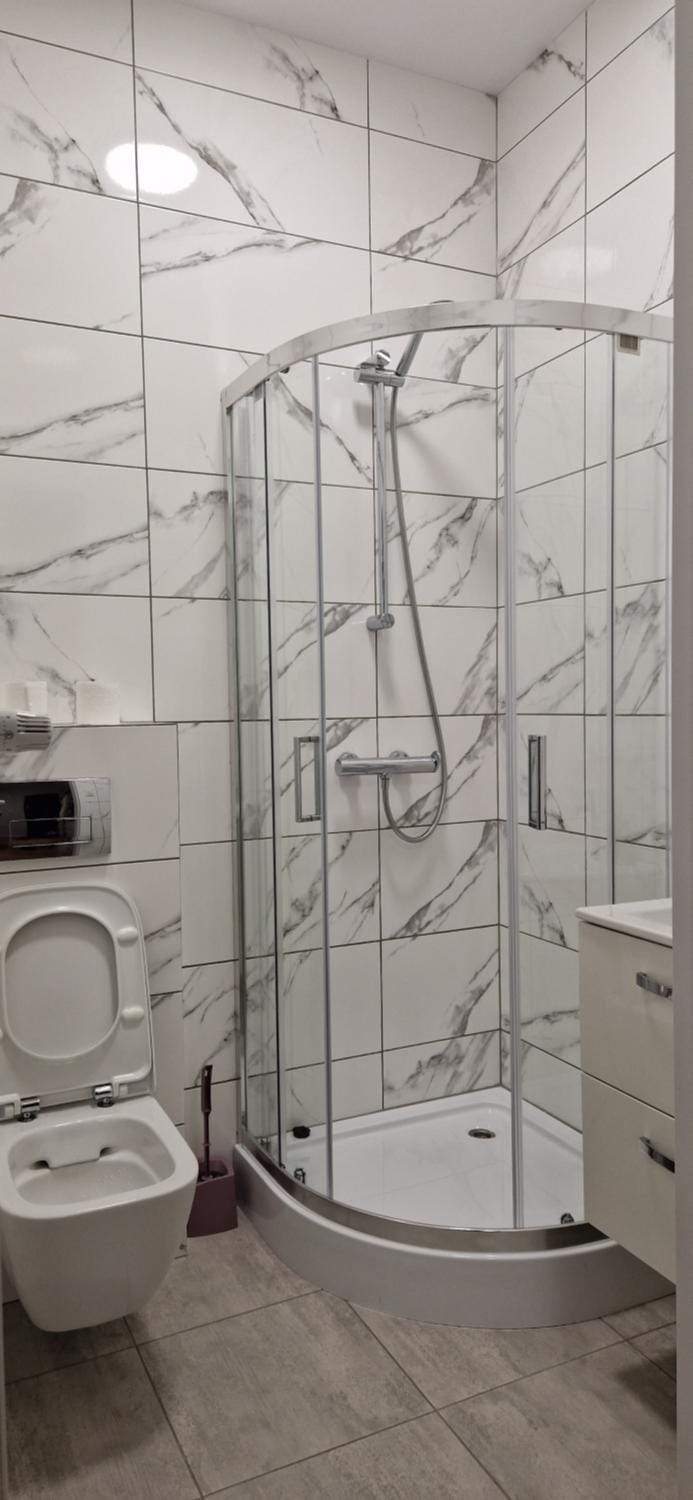 Shower, Toilet