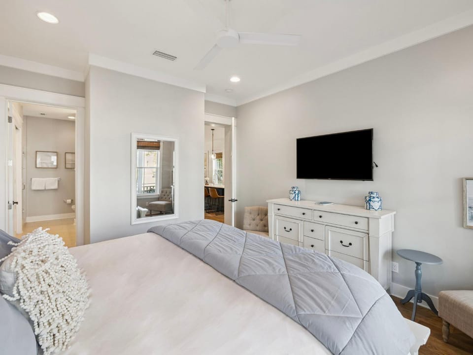 Bed, TV and multimedia, Bedroom