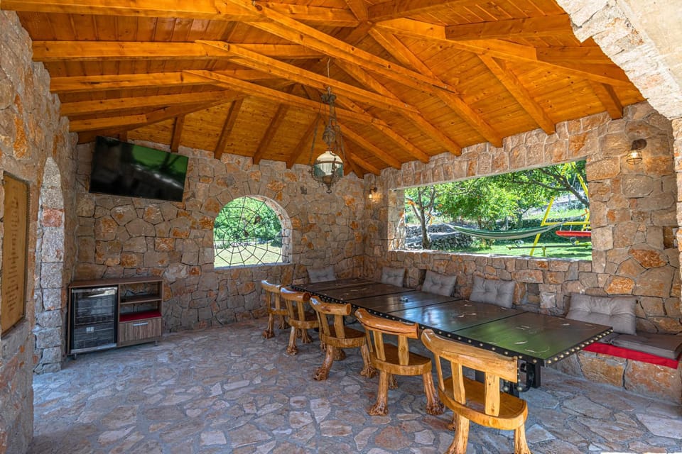 Day, Balcony/Terrace, Decorative detail, Dining area