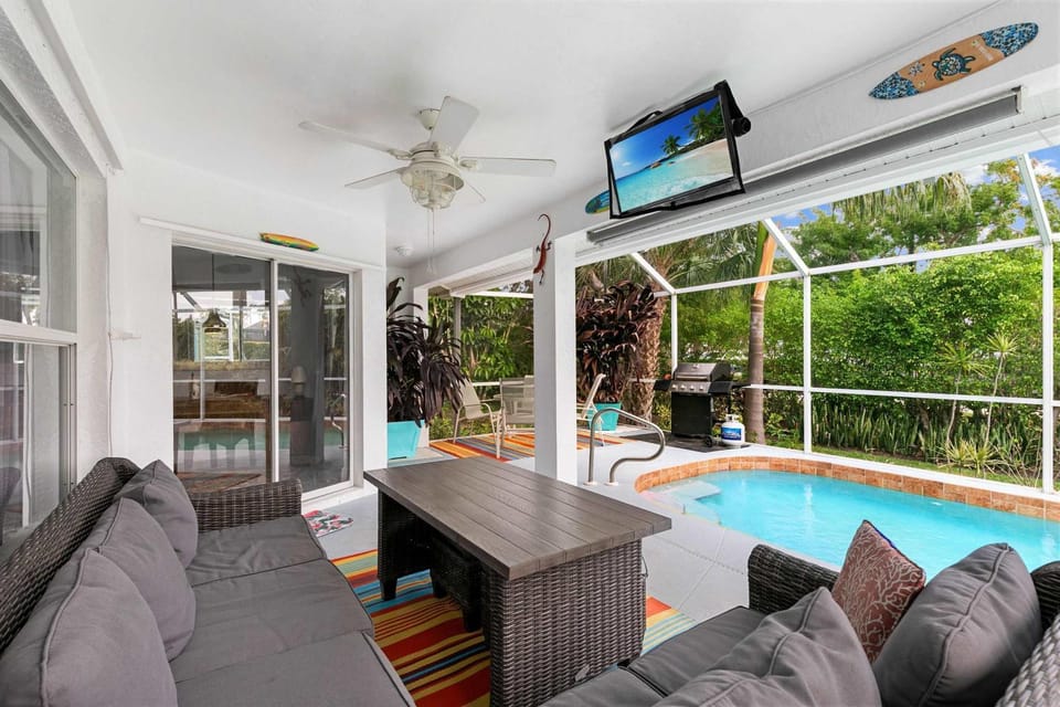 Relaxing Coastal Retreat l Tranquil Lake Views House in Marco Island