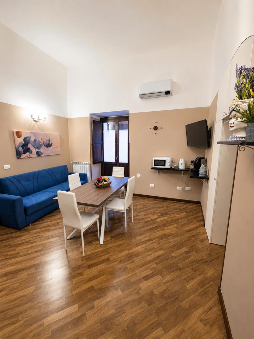 TV and multimedia, Living room, Seating area, Dining area, air conditioner