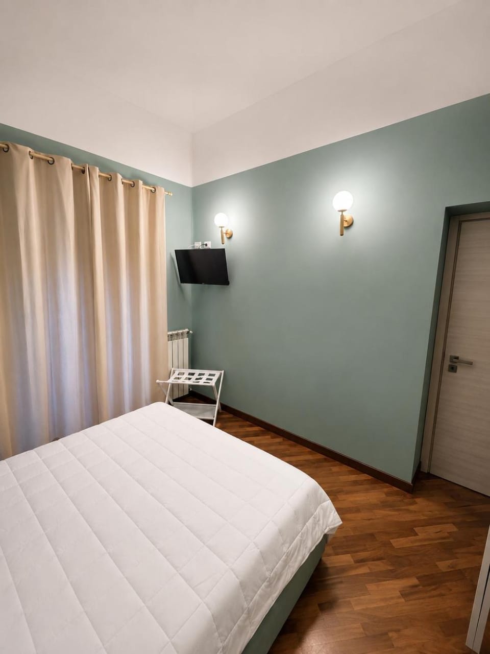 Bed, TV and multimedia, Photo of the whole room, Bedroom