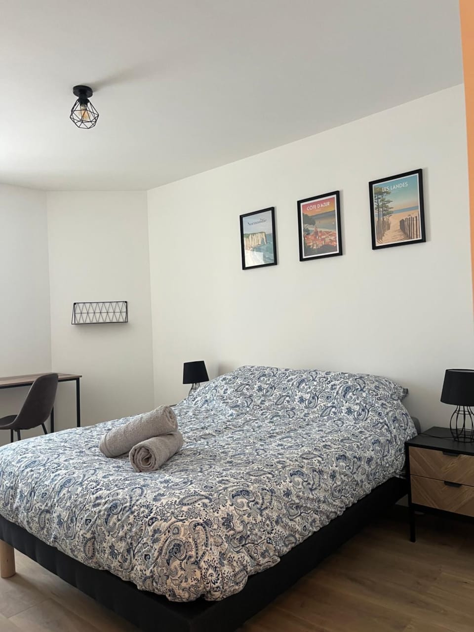 Bed, Seating area, Bedroom