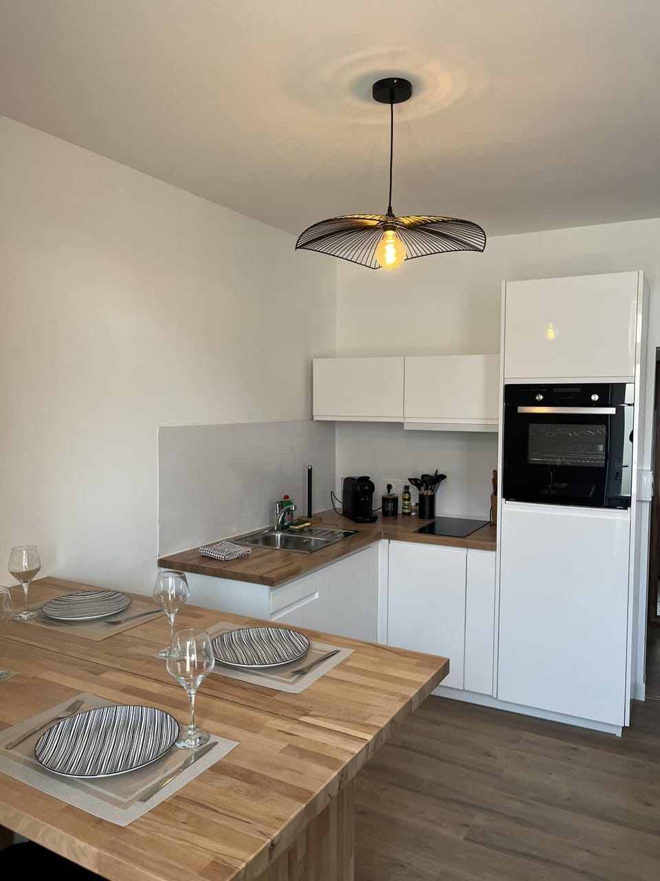 Kitchen or kitchenette, Dining area, stove