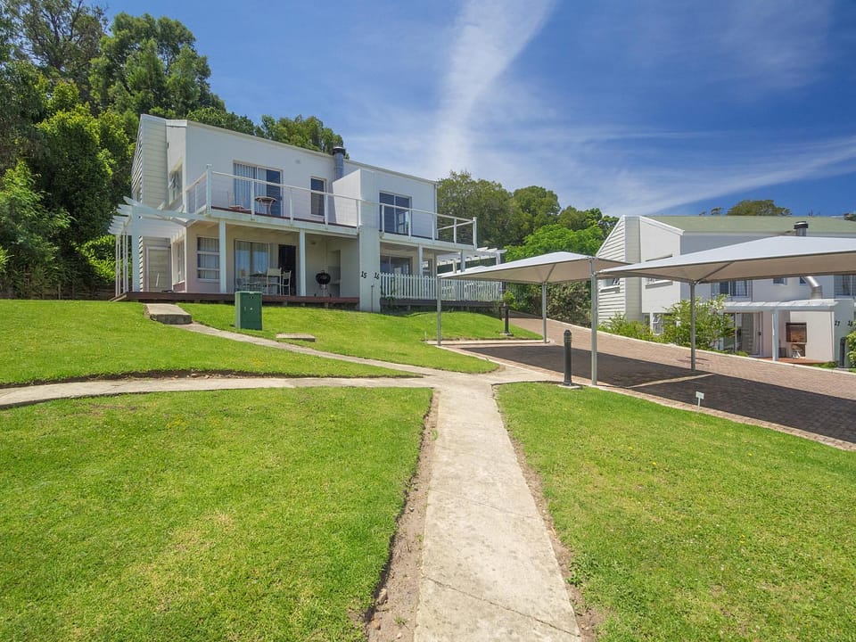 Property building, Facade/entrance, Day, Natural landscape, Garden, Garden view