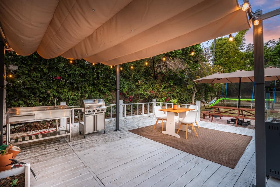 Luxe 6BR Retreat with Trampoline Swing and BBQ Grill House in San Fernando Valley