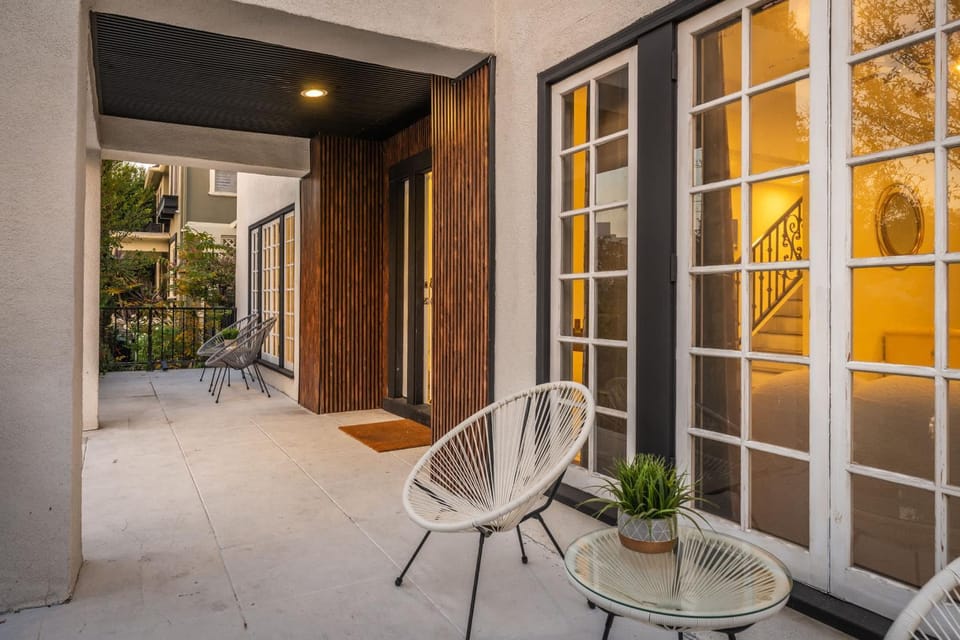 Luxe 6BR Retreat with Trampoline Swing and BBQ Grill House in San Fernando Valley