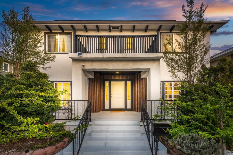 Luxe 6BR Retreat with Trampoline Swing and BBQ Grill House in San Fernando Valley