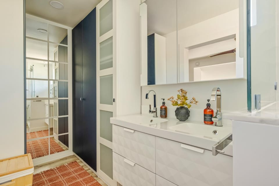 Bathroom, flat iron