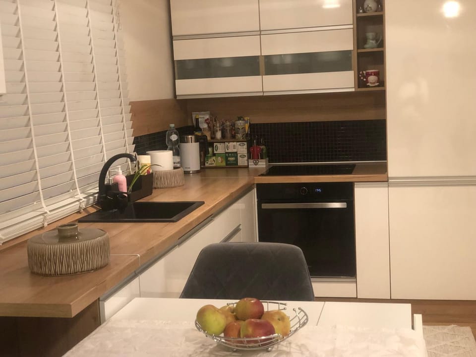Coffee/tea facilities, Kitchen or kitchenette, Food and drinks, Dining area, Food, oven