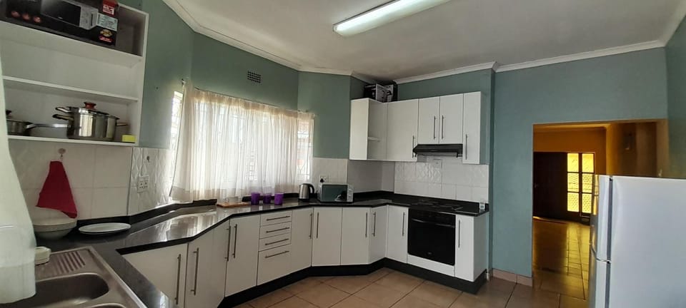 Coffee/tea facilities, Kitchen or kitchenette, Meals, microwave