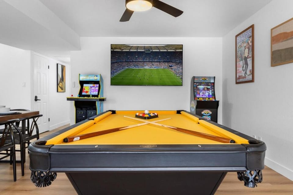 North Vegas Family Oasis 4BR, Pool, BBQ, Games House in North Las Vegas