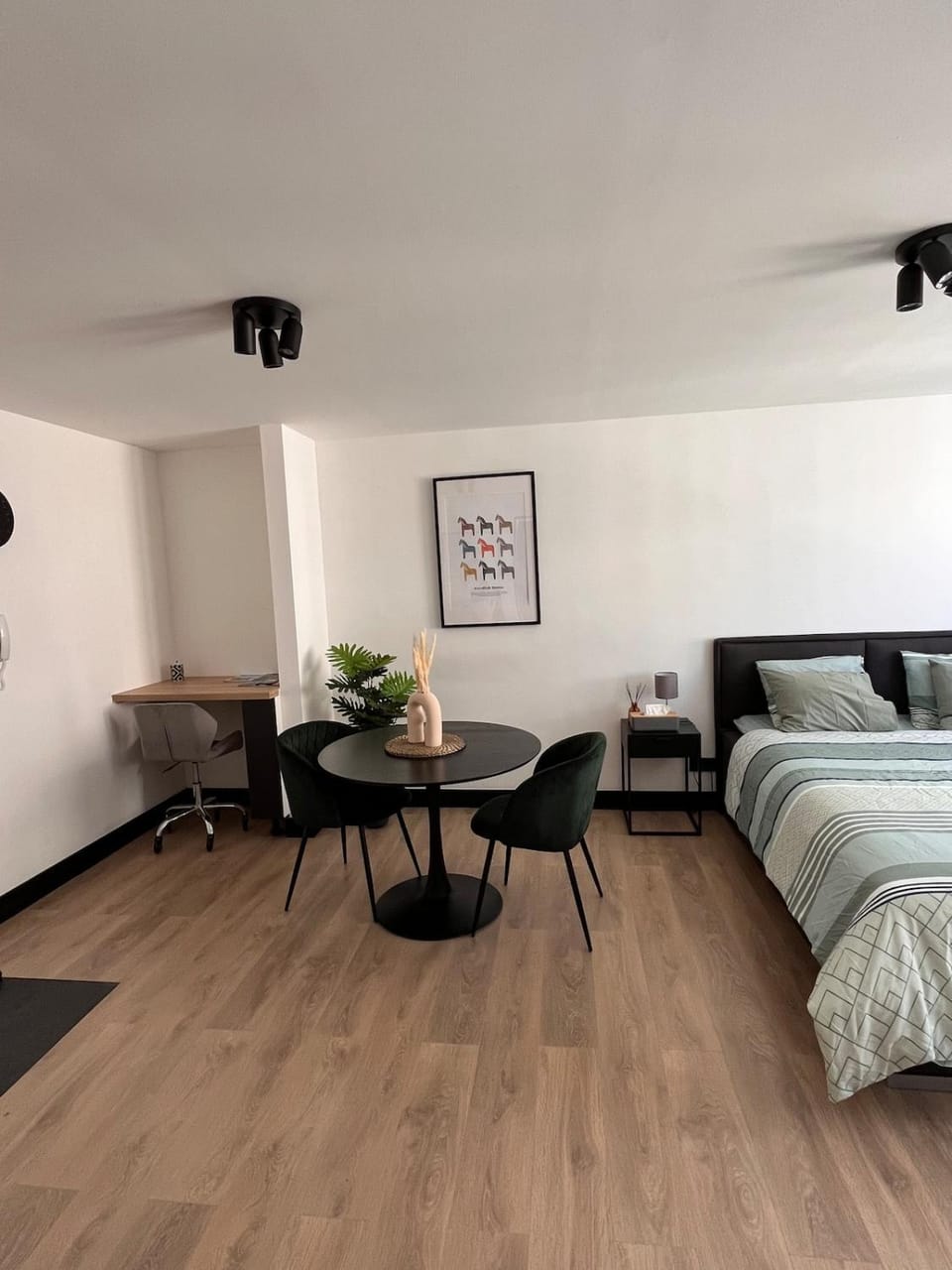 Photo of the whole room, Bedroom