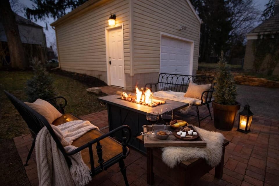 Moody Dream Stay | King + Garage + Netflix House in Mount Lebanon