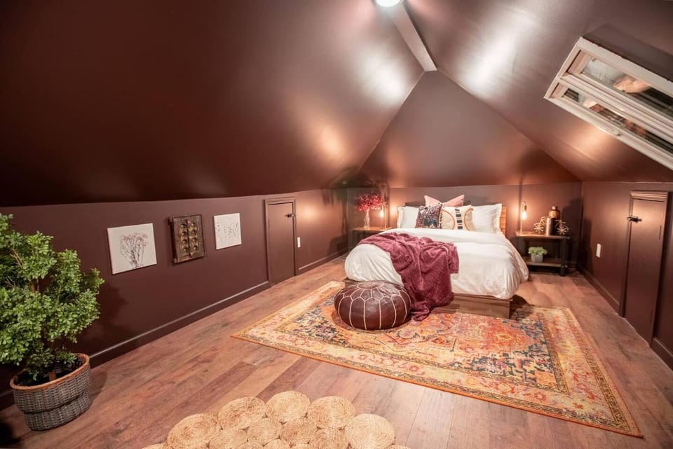 Moody Dream Stay | King + Garage + Netflix House in Mount Lebanon