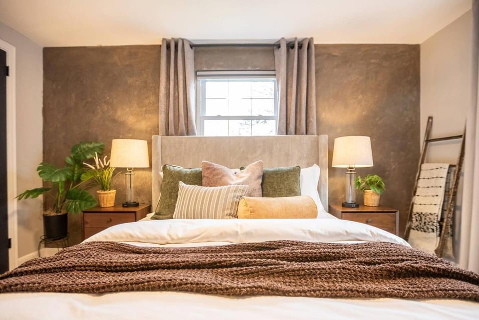 Moody Dream Stay | King + Garage + Netflix House in Mount Lebanon