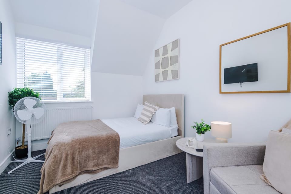 Bed, TV and multimedia, Bedroom