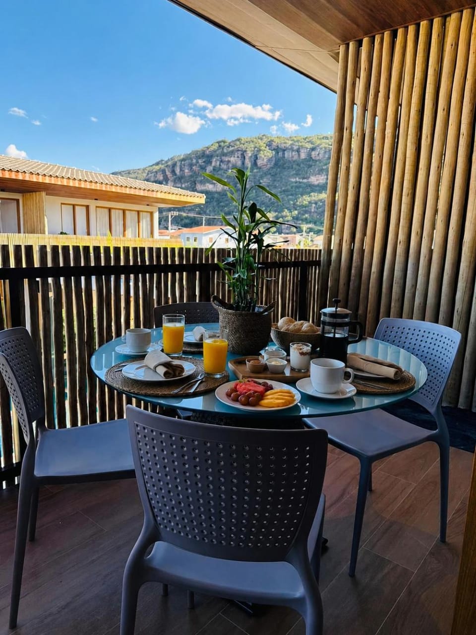 Natural landscape, View (from property/room), Balcony/Terrace, Living room, Seating area, Dining area, Mountain view, Breakfast