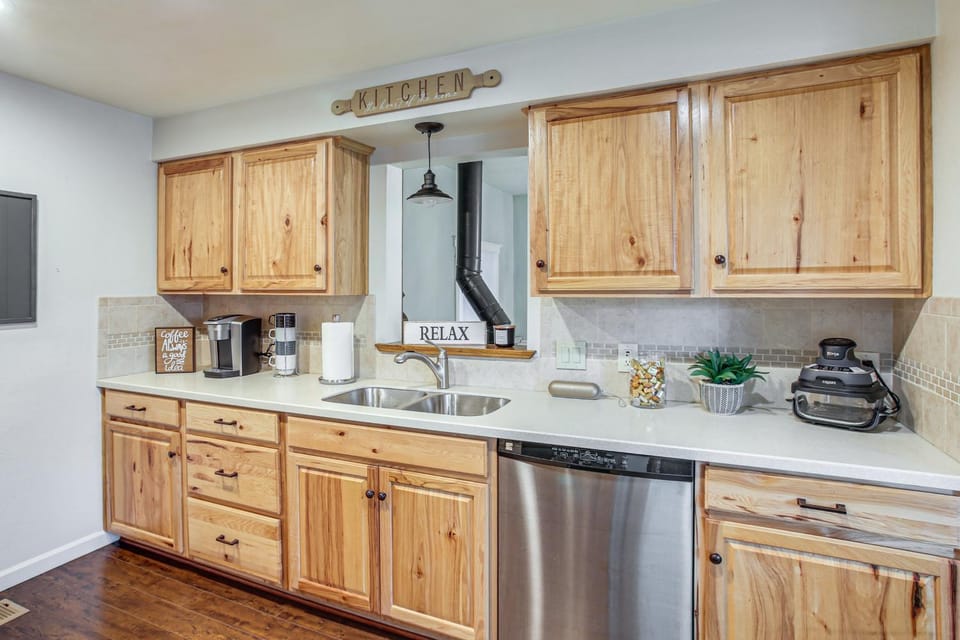 3 Mi to Coeur dAlene Lake! Cozy Mtn-Town Getaway House in Coeur dAlene