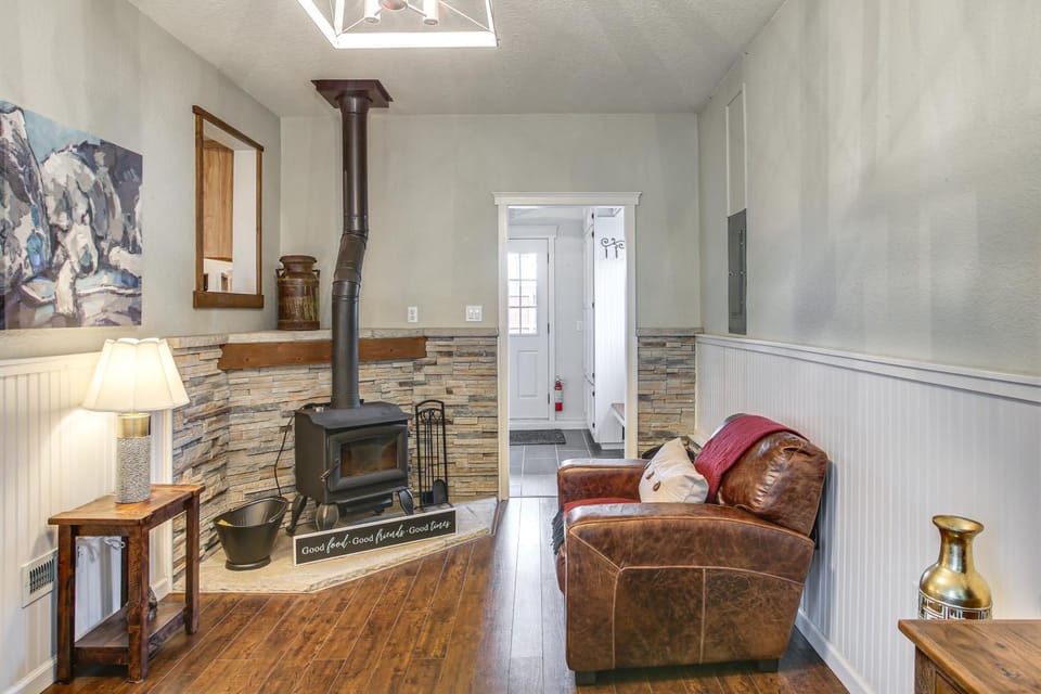 3 Mi to Coeur dAlene Lake! Cozy Mtn-Town Getaway House in Coeur dAlene