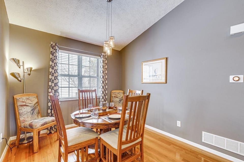 Castlerea Casa Columbus Home w/ Deck & Yard House in Hilliard