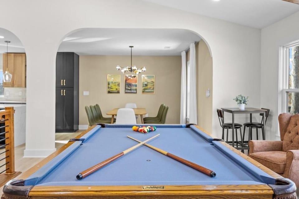 Billiard, Seating area, Dining area