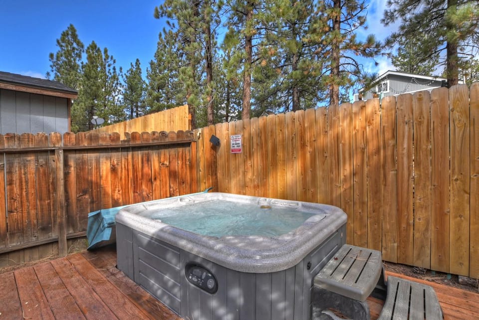 Highland Cedar Cabin WHot Tub Close to Village Cabin in Big Bear