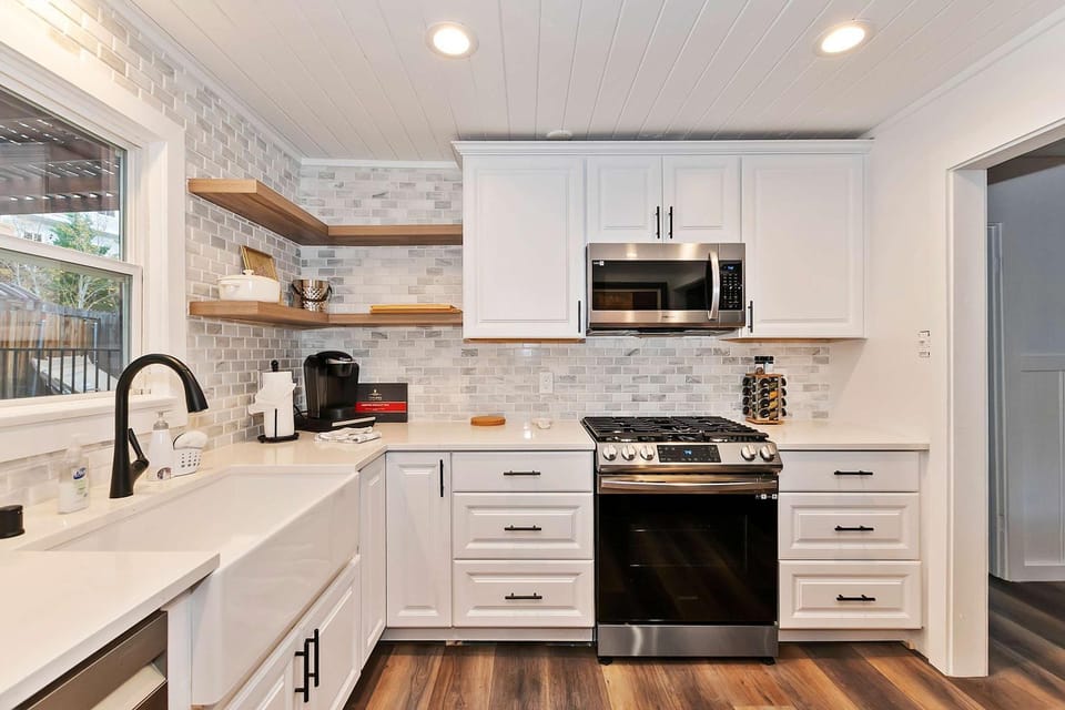 Highland Cedar Cabin WHot Tub Close to Village Cabin in Big Bear