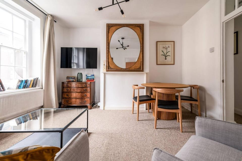 TV and multimedia, Living room, Seating area, Dining area