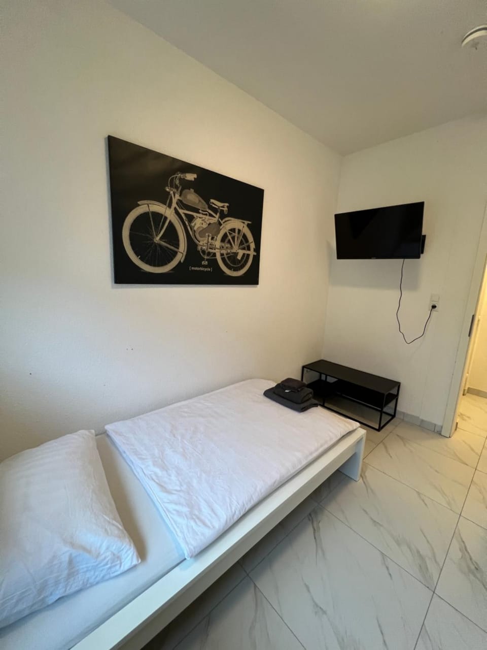 Bed, TV and multimedia, Bedroom