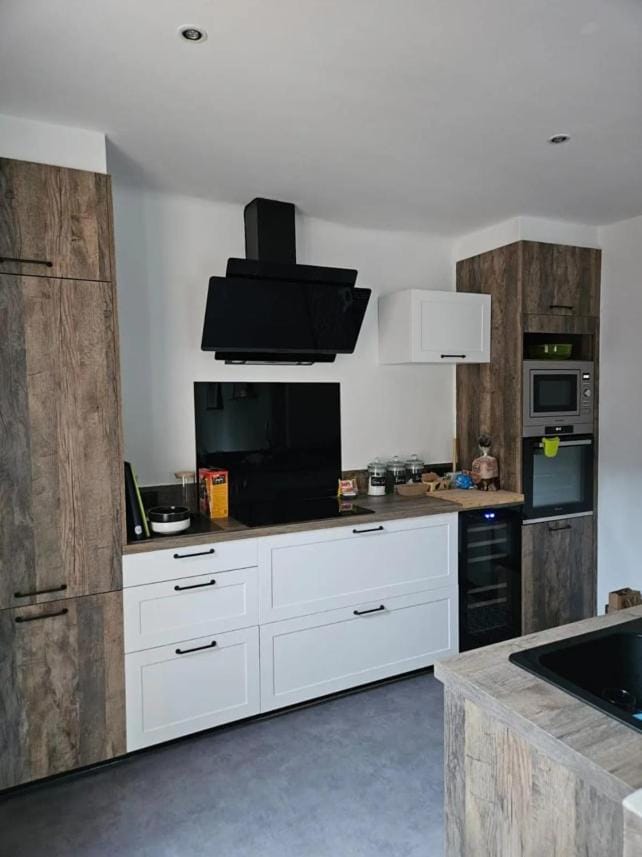 Coffee/tea facilities, dishwasher, microwave, oven, stove, toaster, washing machine, kitchen