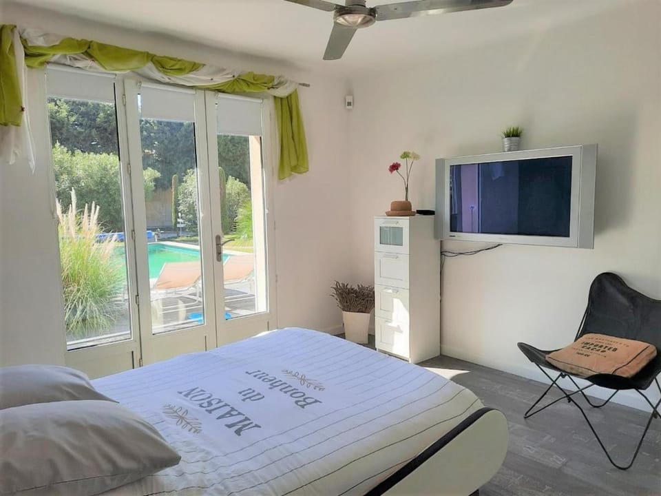 Bed, TV and multimedia, Bedroom