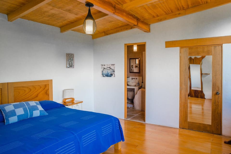 CASITA TECA jardín de esculturas junto al río Apartment in State of Michoacán