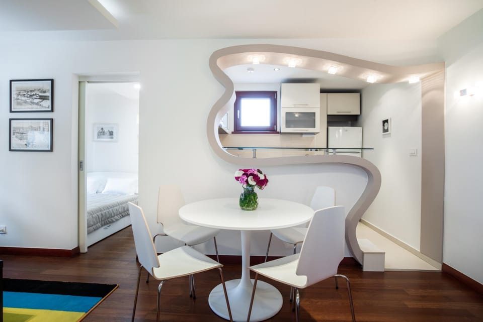 Kitchen or kitchenette, Living room, Seating area, Dining area