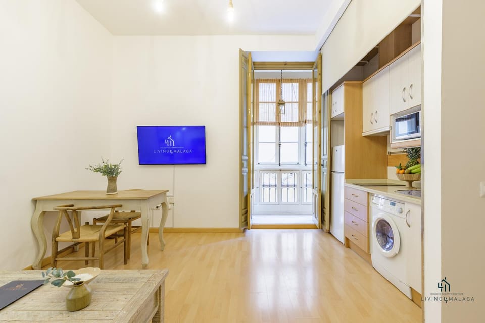 Kitchen or kitchenette, Dining area, oven