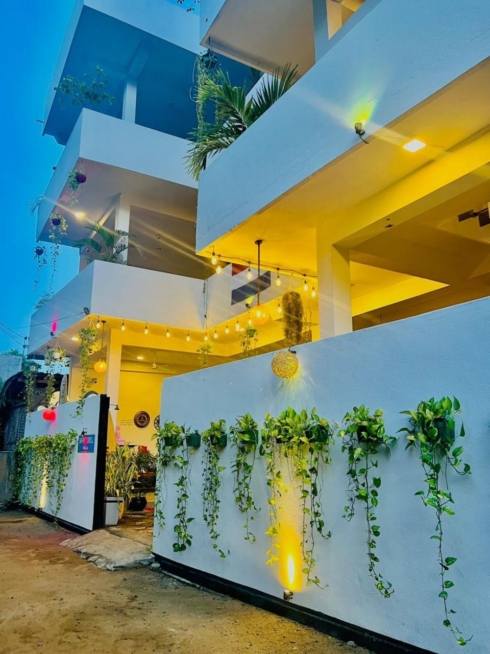 Property building, Facade/entrance, Logo/Certificate/Sign, Street view, Sunset, Quiet street view, currency exchange