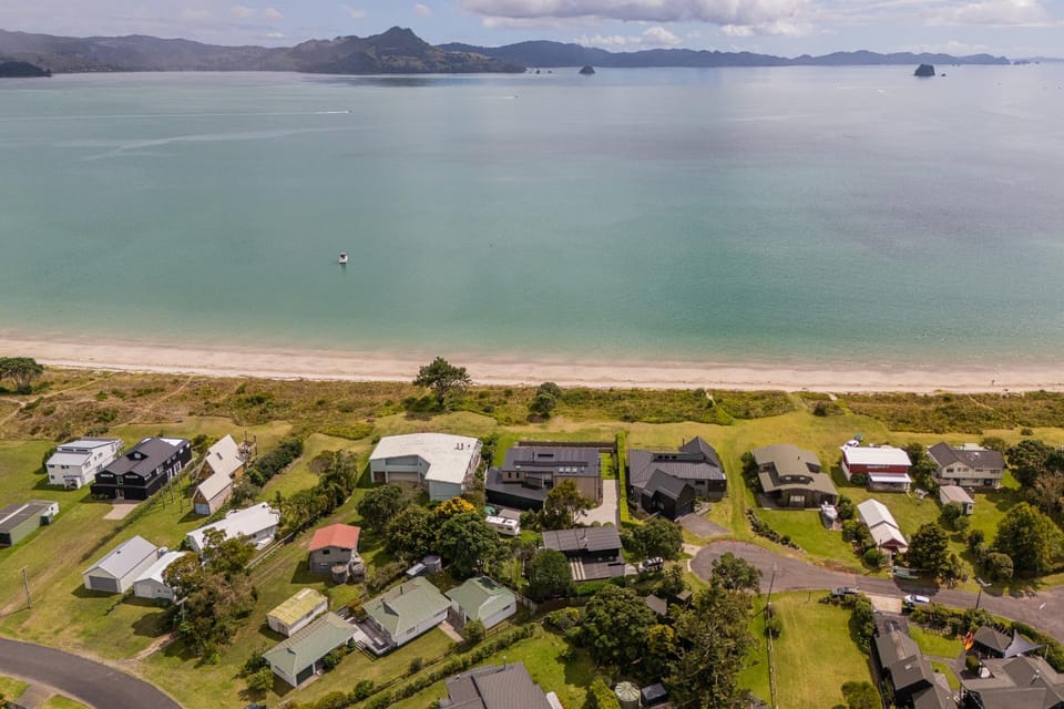 Hosts on the Coast Beach Access Retreat -Cooks Beach House in Auckland Region