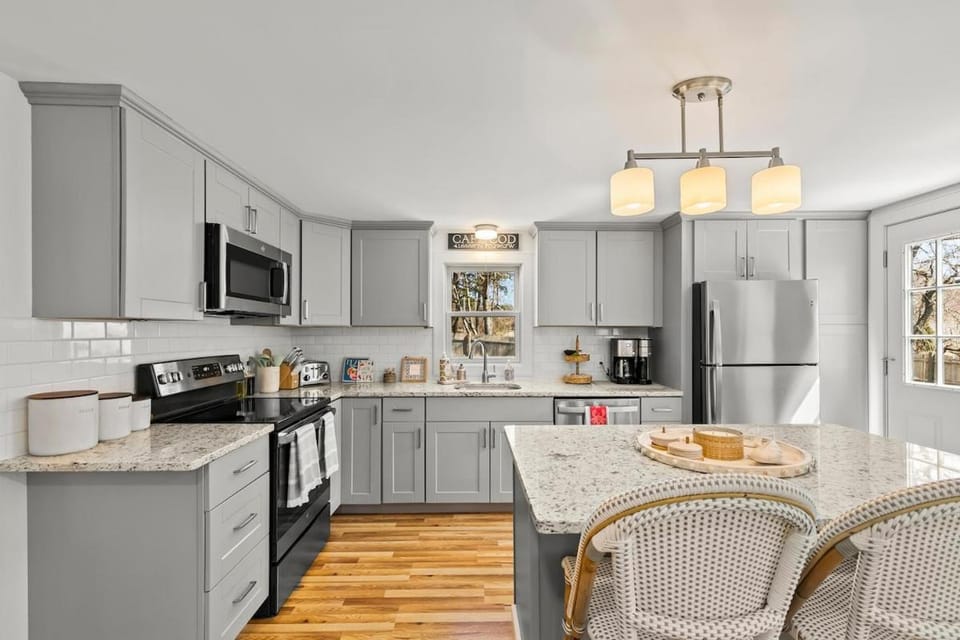Cozy Luxury Cape Cod Villa- 5 min to Beach! Villa in Yarmouth Port