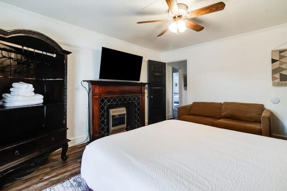 Comfortable 3BR Home Near Downtown House in Freetown-Port Rico